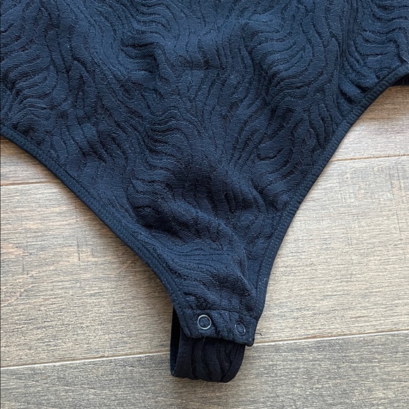 Aritzia Babaton Dark Navy Shapelace Textured Short Sleeve Bodysuit Top - Picture 4 of 7